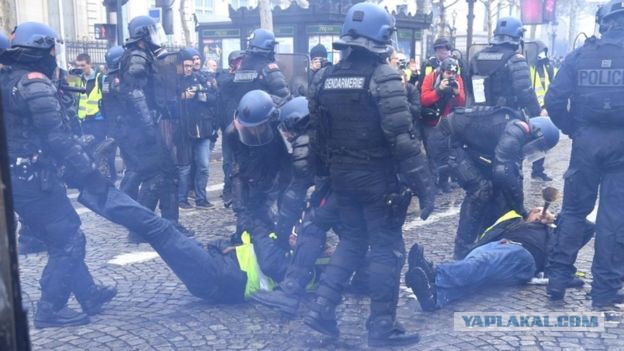 Столкновения в центре Парижа. Французская полиция разгоняет протестующих против повышения цен на топливо