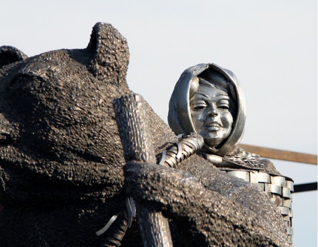 Скульптура "Маша и медведь перед лицом Апокалипсиса"