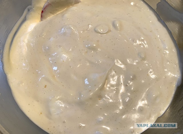 Быстро-вкусно: пирог на сметане с персиками