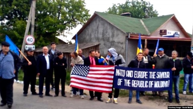 В Молдавии местные жители блокировали колонну НАТОвской техники