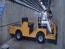 Девочка паркуется