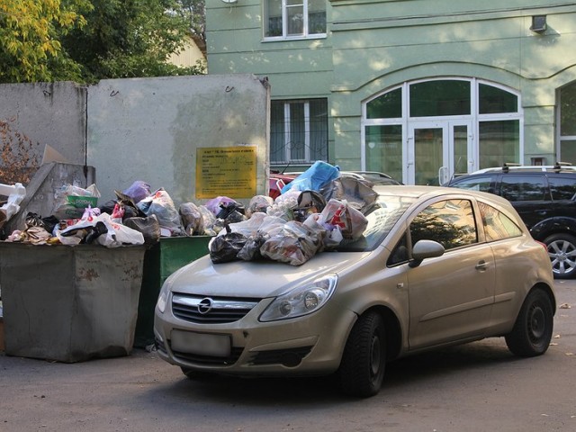 В Питере коммунальщики «отомстили» водителю, который припарковался на месте мусорного бака