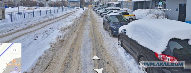 Две дамы не смогли определиться кто кого должен пропустить в узком проезде.