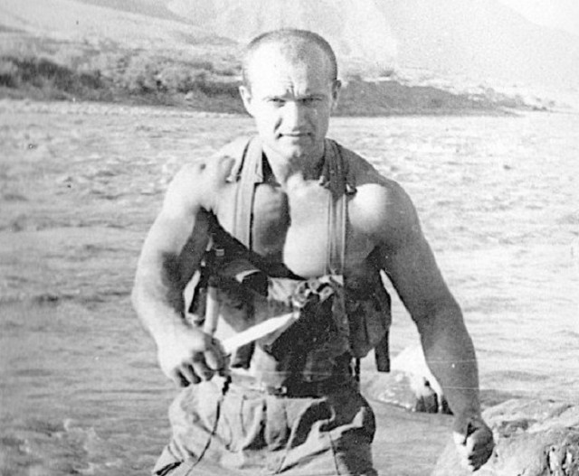 Как советский спецназовец с ножом сошелся в рукопашной с афганским моджахедом.