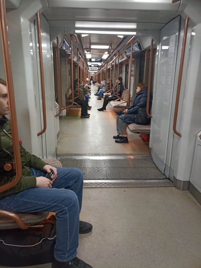 Метро опустело — в Москве последний день уходящего года.