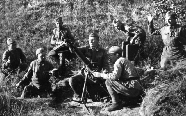 Как сержант Калинин третьим выстрелом из миномета сбил вражеский "фокке-вульф"