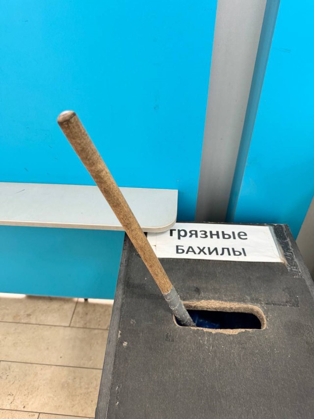 «Это что за такое позорище-то?» Жителей Ижевска возмутила необычная урна для бахил у местной больницы