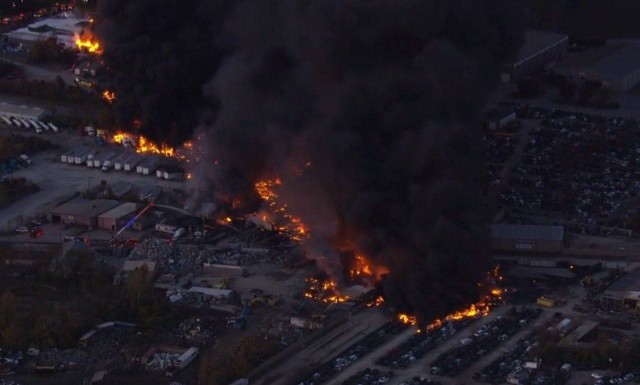 Момент крушения грузового самолета в международном аэропорту имени Мухаммеда Али в Луисвилле, США