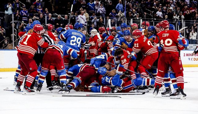 Хоккеисты «Рейнджерс» и «Детройта» устроили массовую драку сразу после финальной сирены