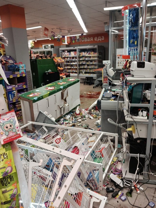 А это некультурный посетитель магазина Дикси