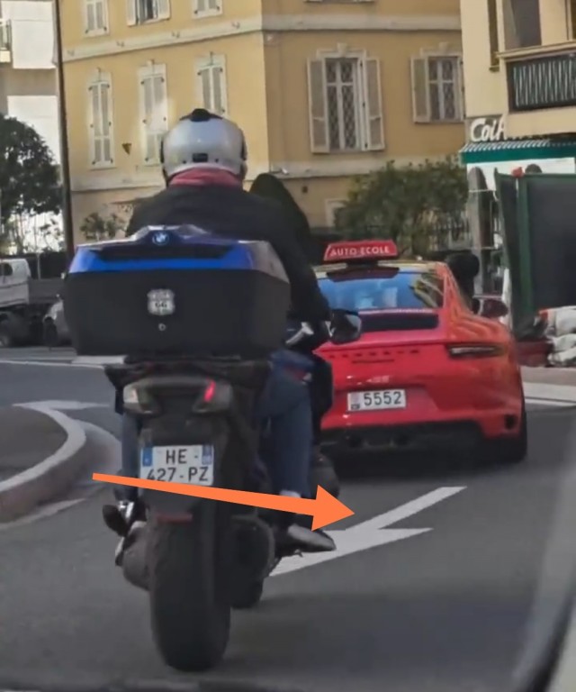 В автошколе Монако учат вождению на спортивной Porsche 911 Carrera