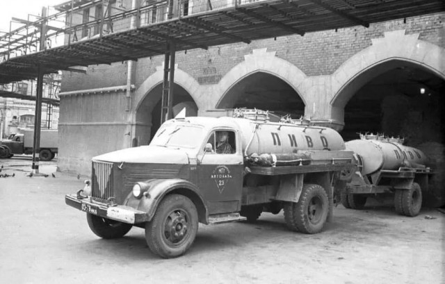 Фотохроника "загнивающего совка". Часть 11. Советские автомобили