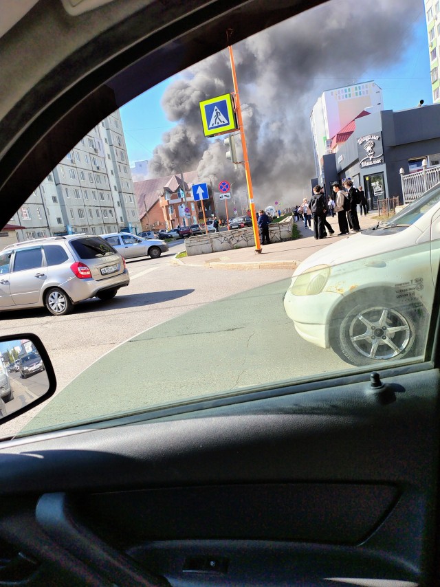 Три человека погибли при пожаре торгового комплекса "Солнечный" в Стерлитамаке