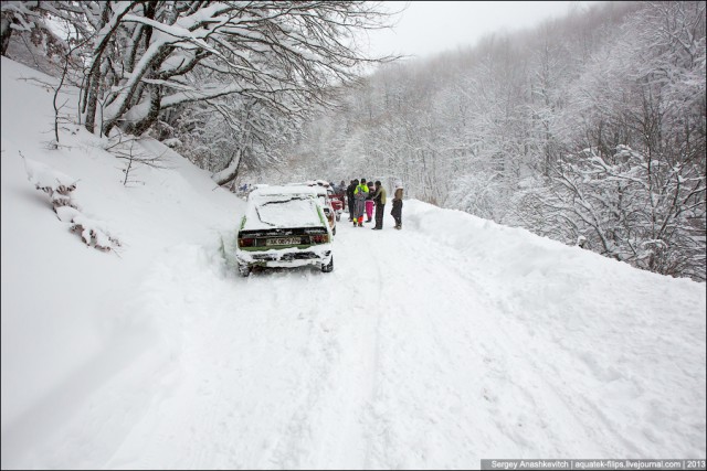 Люди без головы или зимние пробки в Крымских горах