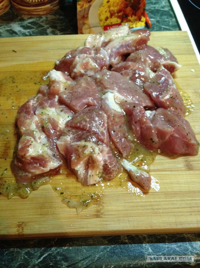 Свинина карри на листьях салата