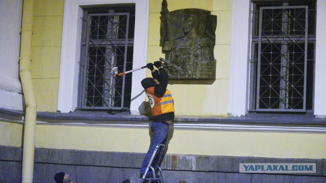 В Петербурге демонтировали памятную доску генералу Маннергейм