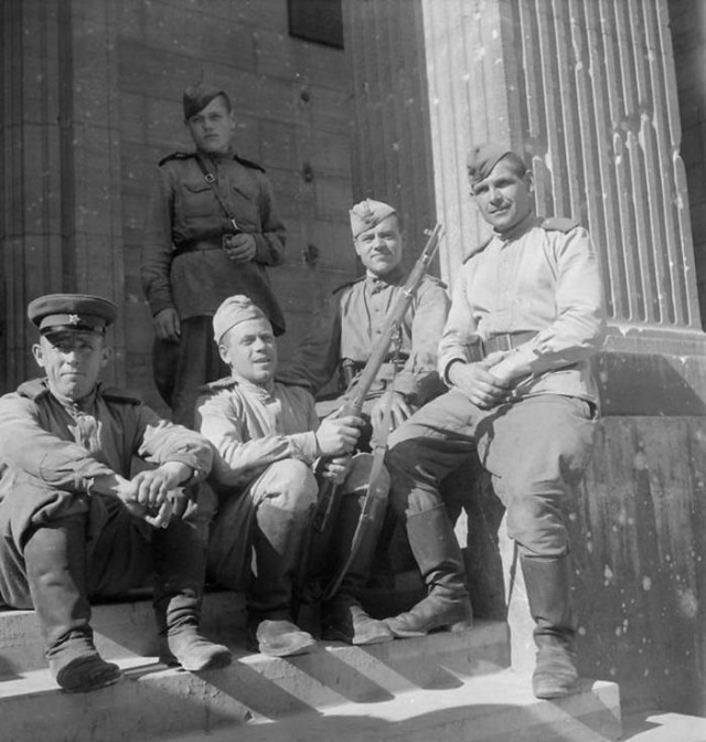 Черно-белые сороковые... Война и весь Мир