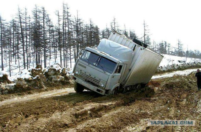 Самая федеральная трасса. На участке дороги между Петербургом и Карелией застряли в грязи 30 машин