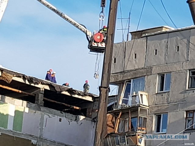 В Магнитогорске в результате взрыва газа обрушился подъезд дома