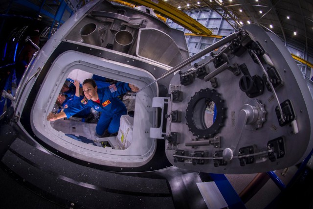 Первая посадка Dragon v2 от Spacex