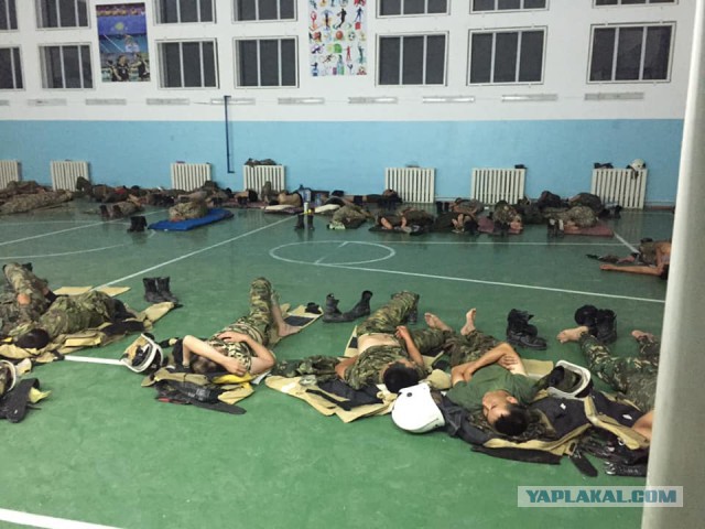 В Казахстане вблизи города Арыс горит крупный военный склад, в городе паника