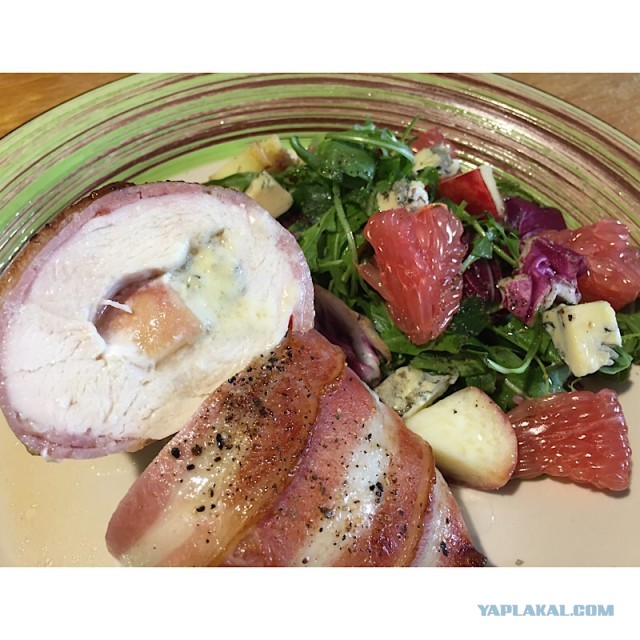 Куриное филе с голубым сыром с персиком и салатом