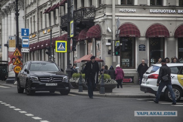 Боярский продолжает захватывать тротуар на набережной Мойки. Очевидцы снова споткнулись о чёрный «Мерседес».