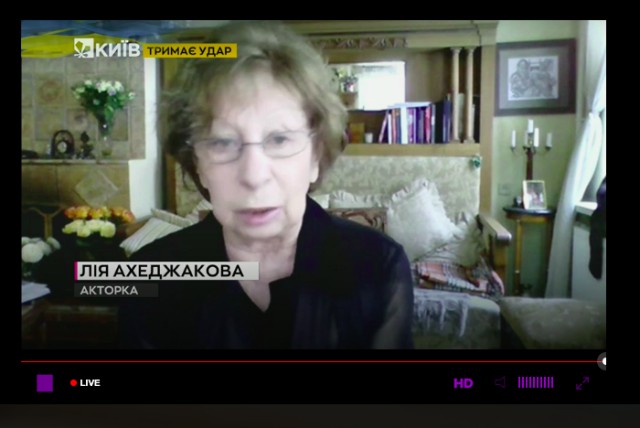 Похоже, эта Ахеджакова сломалась, несите новую