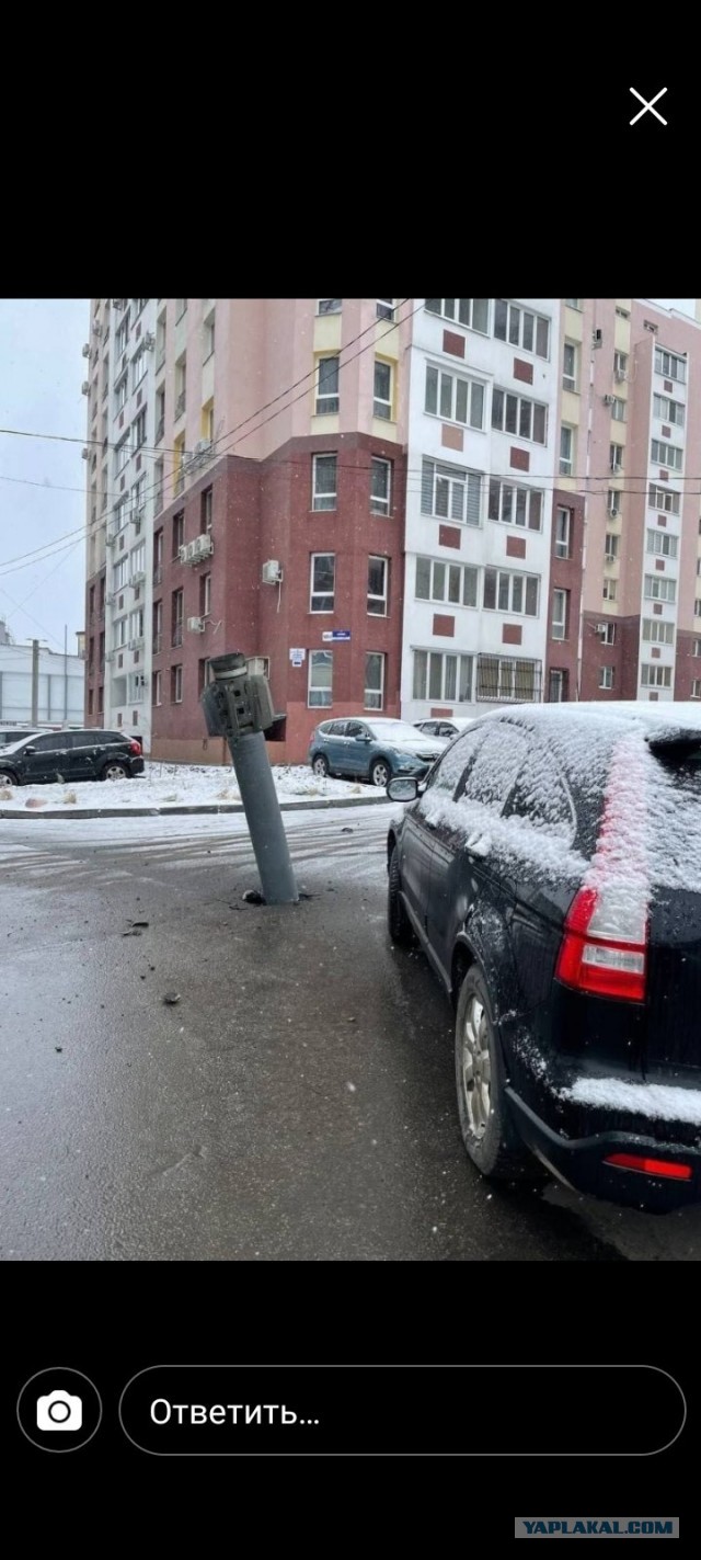 Местные жители и российский танк