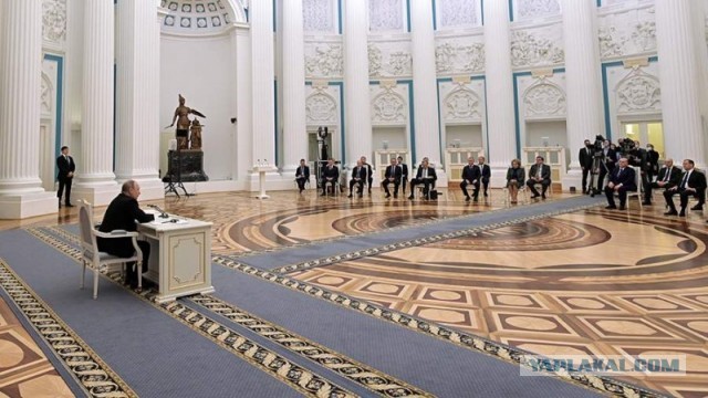 Почему Путин сидит за таким длинным столом? Чего он боится?