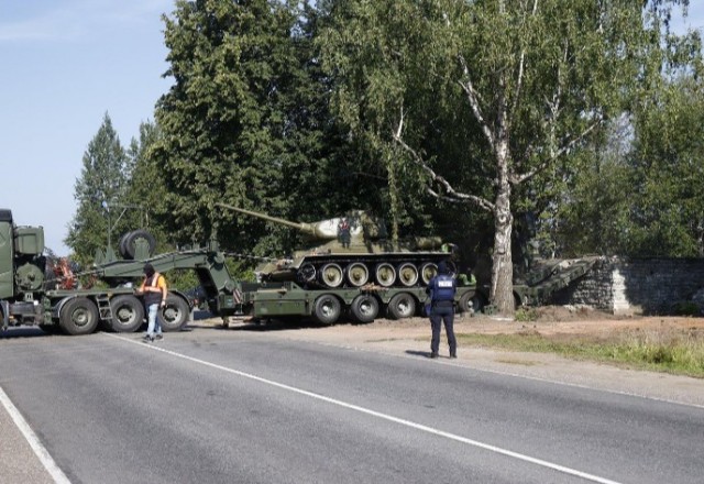 Танк-памятник Т-34 в Нарве снят с постамента.