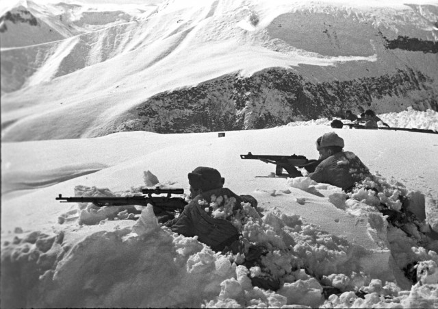 Фотографии связанных с историей Красной и Советской Армии.