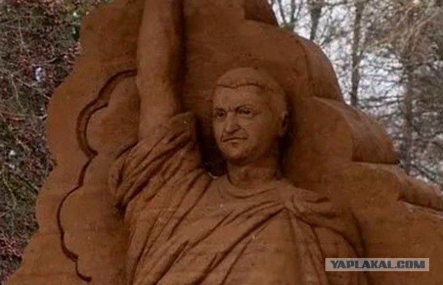 В Киеве предложили снести памятник Щорсу, но оставить коня, на котором он сидит