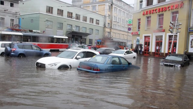 В Москве на замену жаре пришёл ливень и град