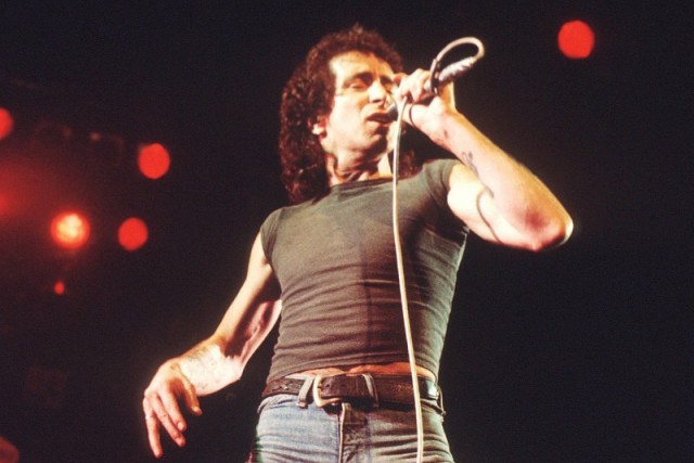 Пятёрка легендарных хитов AC/DC с вокалом Бона Скотта