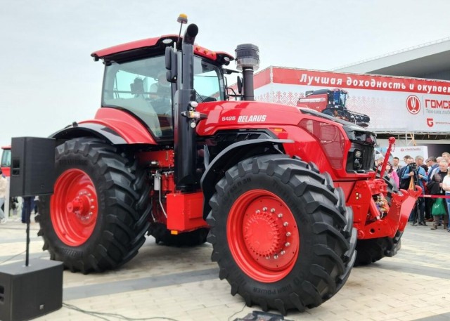 Представлен новейший трактор BELARUS 5425 с двигателем на 542 л. с., автоматом и баком на 10 часов работы