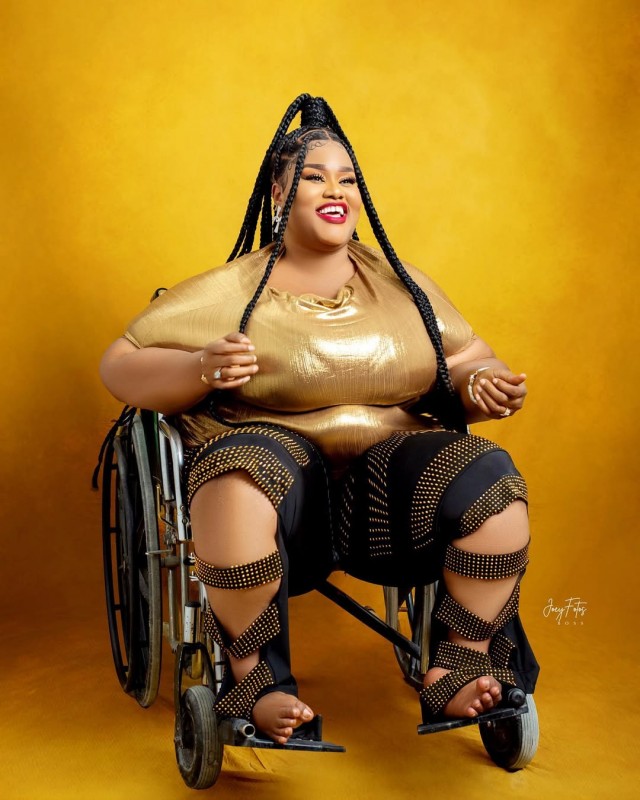 Восемь сотрудников авиакомпании понадобилось, чтобы помочь американской бодипозитив-активистке подняться на борт самолёта