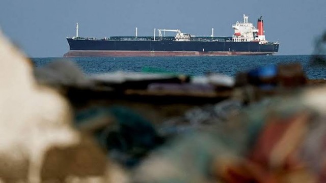 Замаскированный под сломанное судно корабль прошел через Ормузский пролив