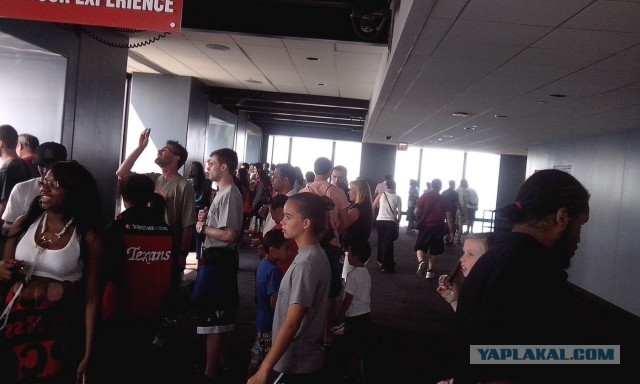 С небоскреба Willis Tower падают кирпичи