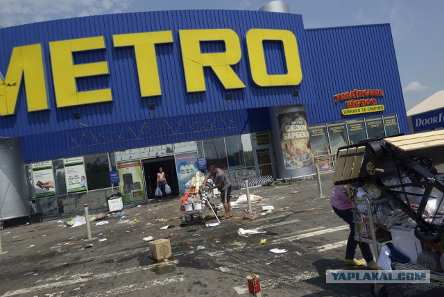 Последствия разграбления "Метро" в Донецке