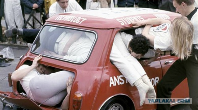 Глупая баба за рулем и большой балбес