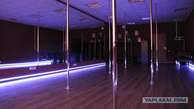В вечернем платье на турнике