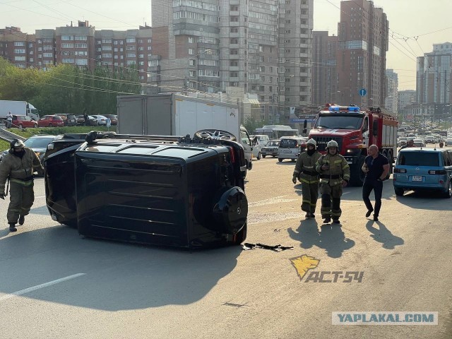 Разворачиваешься себе спокойно через двойную сплошную, а тут, понимаешь, "Гелик" по встречке!