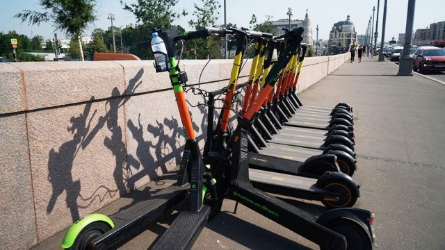 Более 60% жителей Москвы и Петербурга проголосовали за запрет аренды самокатов