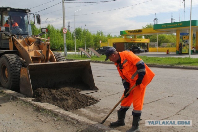 Некий прохожий пристал с непонятными предложениями к дорожному рабочему