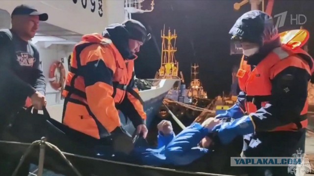 Мужчина два месяца дрейфовал на катамаране в Охотском море