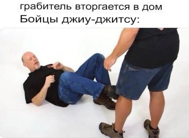 Парень решил проверить, как его любимый пёс отреагирует на внезапное нападение
