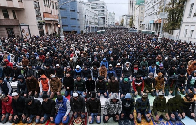 Мигрант-акробат провёл политическую акцию «намаз» в московской электричке