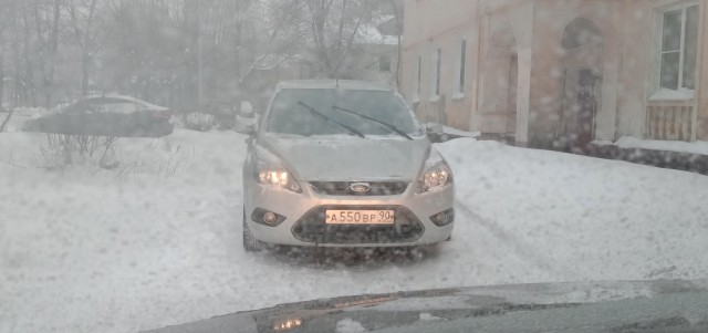 В Казани скорая почти час не могла выехать со двора из-за мужчины на BMW