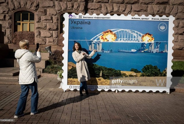 В Киеве появилась фотозона с горящим Крымским мостом